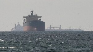 Irán disparó contra buques petroleros tras el cierre del estrecho de Ormuz