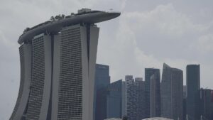 JUSTICIA EN SINGAPUR | Cárcel por chupar una pajita o varazos por rociar espray en vehículos: los severos castigos por travesuras en Singapur