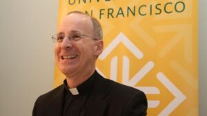 James Martin, jesuita y editor de ‘America’: «La Administración Trump está entrando en una guerra de varios frentes con la Iglesia católica» | elperiodico.com