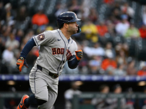 José Altuve alcanza los 2.400 imparables