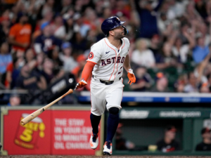 José Altuve pegó dos hits y quedó a uno de los 2.400