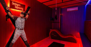 Joven entra a club swinger pensando que era práctica de bateo – El Chigüire Bipolar