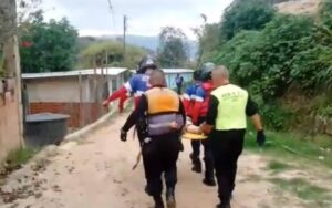 Joven sobrevive tras caída de 45 metros
