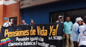 Jubilados denuncian exterminio ante la CPI por pensiones de $0,20
