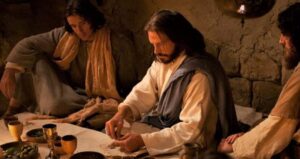 Jueves Santo: Jesús nos enseña a amar sirviendo