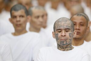 Juicio sin precedentes en El Salvador: 400 cabecillas de la Mara Salvatrucha MS13 son procesados en la cárcel del terror | elperiodico.com