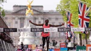 Keniano Sawe bate el récord de maratón y baja de las 2 horas