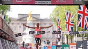 Keniano Sebastian Sawe se convierte en el primer hombre en romper la barrera de las dos horas en una maratón – AlbertoNews