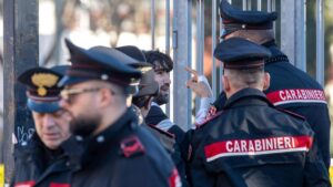 LADRONES ITALIA | Más de 30 personas son tomadas como rehenes en el atraco a un banco en Nápoles | elperiodico.com