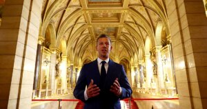 La Comisión Europea negocia ya en Budapest con Magyar el desbloqueo de los fondos congelados