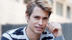 La Embajada de Venezuela pide disculpas por el «Fuera la mona» de Carlos Baute contra Delcy Rodríguez en el acto de Corina