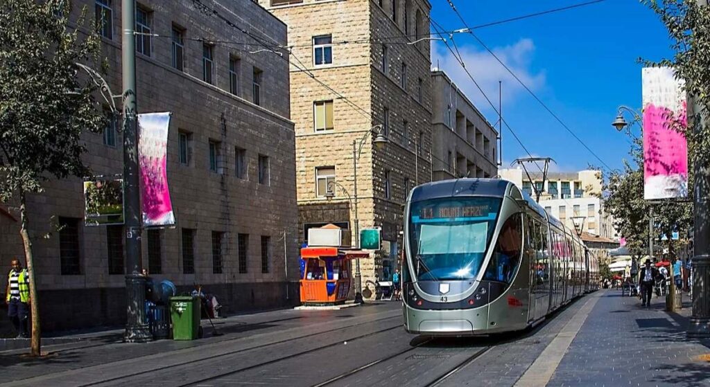 La Fiscalía investiga una denuncia de entidades sociales contra CAF por su participación en el tren ligero de Jerusalén