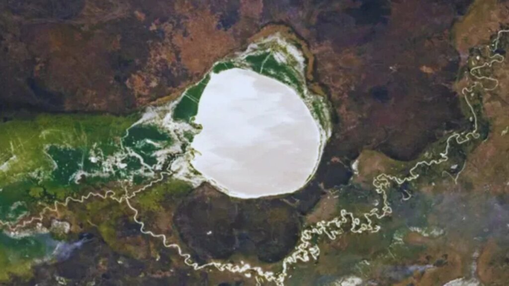 La NASA captó una extraña “mancha blanca” en pleno corazón de África. Y algunos científicos creen que podría estar señalando la cicatriz de un antiguo impacto