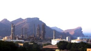 La OPEP+ aprueba un aumento de la oferta de crudo en mayo pese a la guerra