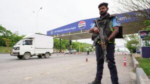 La Policía de Islamabad acoraza la ciudad en previsión de una nueva ronda de negociaciones entre Irán y EEUU | elperiodico.com