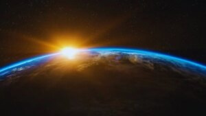La Tierra no “se está quedando pequeña” por una simple cuestión de cuántos somos, sino por cómo vivimos. Un estudio plantea que la población sostenible del planeta sería muy inferior a la actual si quisiéramos mantener bienestar sin reventar los límites ecológicos
