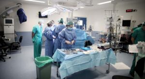 La brecha sanitaria en España: un paciente en Madrid espera 50 días para operarse, en Andalucía 173 días