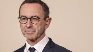 La derecha francesa carga contra la regularización de inmigrantes de Sánchez: «Restableceré la frontera con España” | elperiodico.com