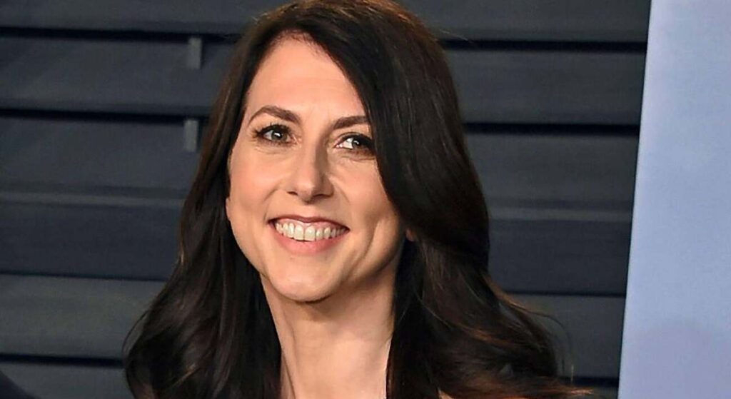 La exmujer de Jeff Bezos, vendió la mitad de sus acciones de Amazon: ahora se dedica a donar su fortuna