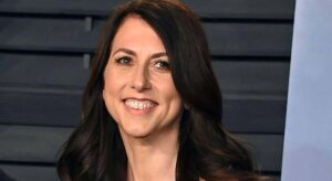 La exmujer de Jeff Bezos, vendió la mitad de sus acciones de Amazon: ahora se dedica a donar su fortuna