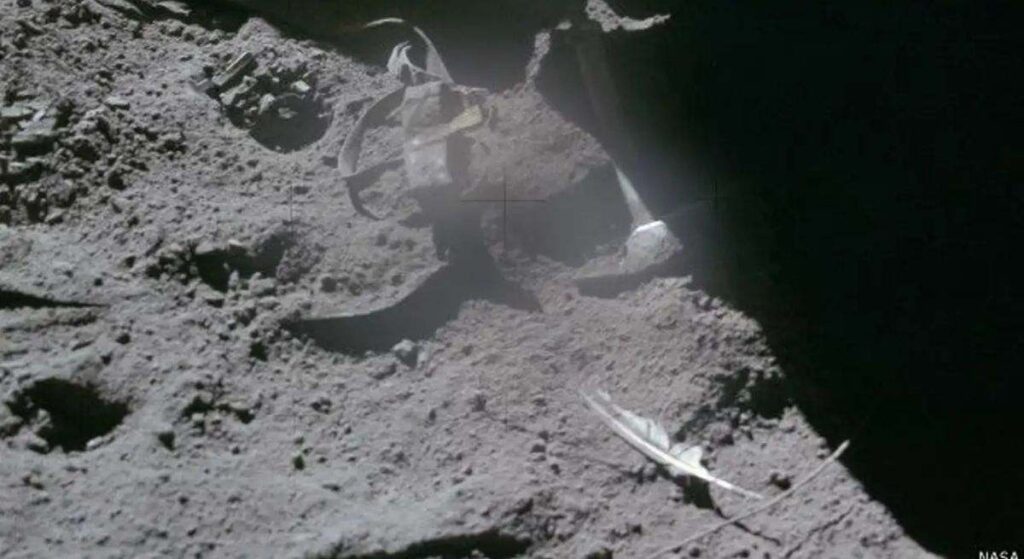 La explicación de la NASA de cómo llegó una pluma a la Luna