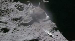 La explicación de la NASA de cómo llegó una pluma a la Luna