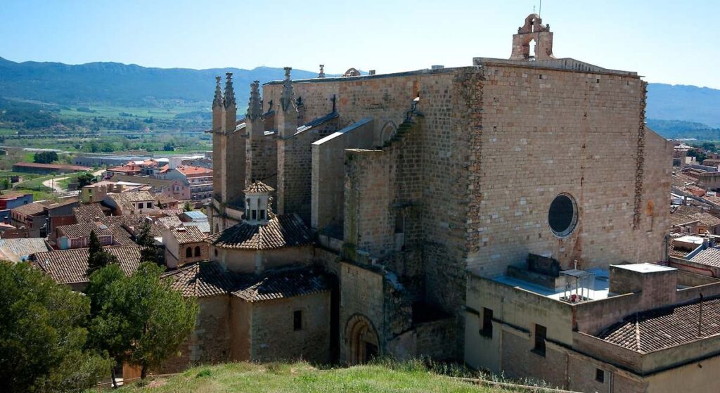 La leyenda de Sant Jordi y el dragón comenzó aquí: el pueblo medieval de Cataluña con una muralla de 1.700 metros y 25 torres defensivas