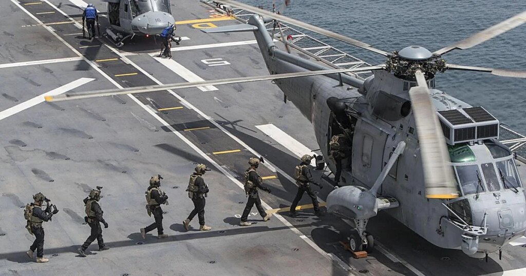 La operación 'Atalanta' monitoriza dos embarcaciones atacadas por piratas en Somalia