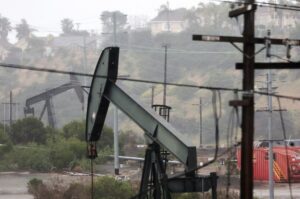 La producción de petróleo registró la mayor caída de la historia en marzo, dice la AIE