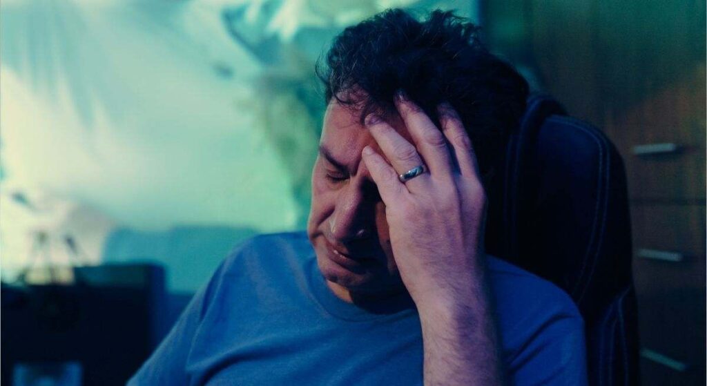 La psicología afirma que los adultos que crecieron sin mucho afecto no solo tienen problemas con la intimidad, sino que desarrollan una relación específica con el amor