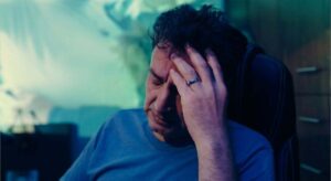 La psicología afirma que los adultos que crecieron sin mucho afecto no solo tienen problemas con la intimidad, sino que desarrollan una relación específica con el amor