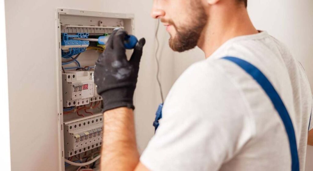 La realidad sobre cambiar la instalación eléctrica, según un electricista: "Antes costaba 2.000 euros, ahora ya supera los 6.000"