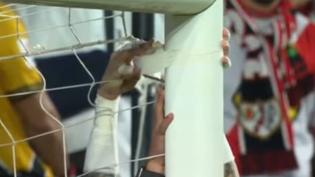 La última del Rayo: ¡Cárdenas arregla la portería con esparadrapo!