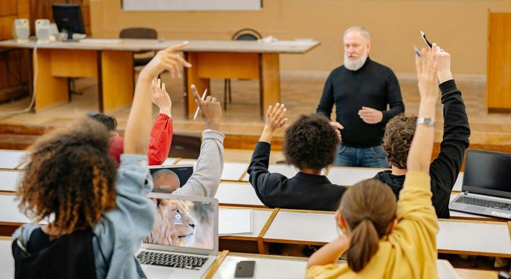 La universidad busca redefinir su papel como pilar económico en un contexto influenciado por la IA y la mercantilización del conocimiento