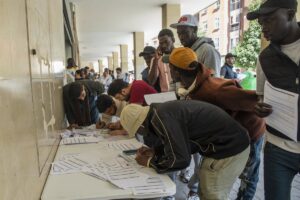 Largas colas en varias comunidades y normalidad en otras en el arranque presencial de la regularización de migrantes | europapress.es