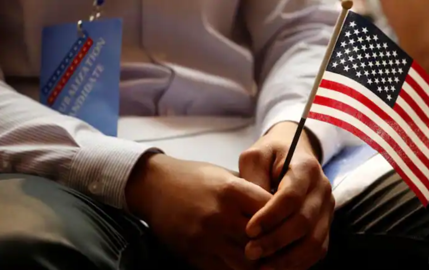 Las nuevas green cards en EE UU caen a la mitad y permiten más detenciones migratorias