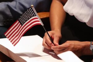 Las nuevas «green cards» en EEUU caen a la mitad y permiten más detenciones migratorias
