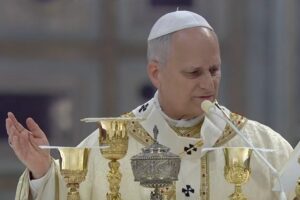 León XIV lamenta una humanidad «de rodillas» por tanta brutalidad en misa de Cena del Señor