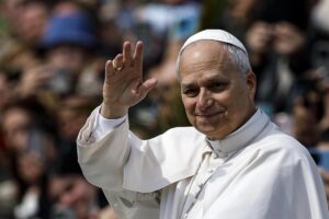 León XIV portará la cruz en su primer viacrucis de Viernes Santo en el Coliseo