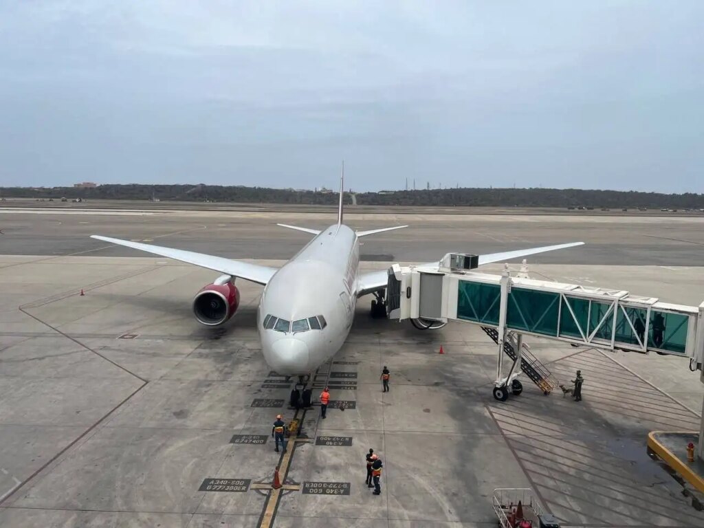 Llegan 328 venezolanos al aeropuerto de Maiquetía