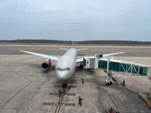 Llegan 328 venezolanos al aeropuerto de Maiquetía