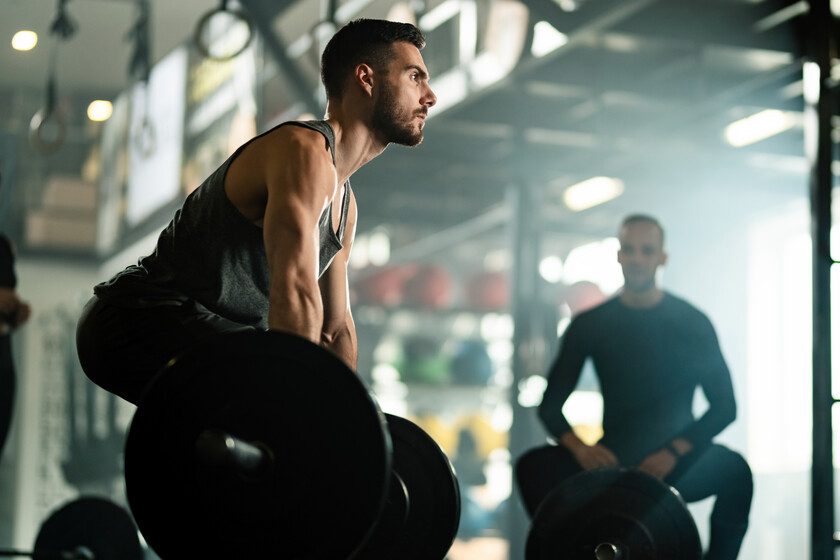 Llevamos años debatiendo si es mejor ir al gimnasio por la mañana o por la tarde. La fisiología por fin tiene la respuesta