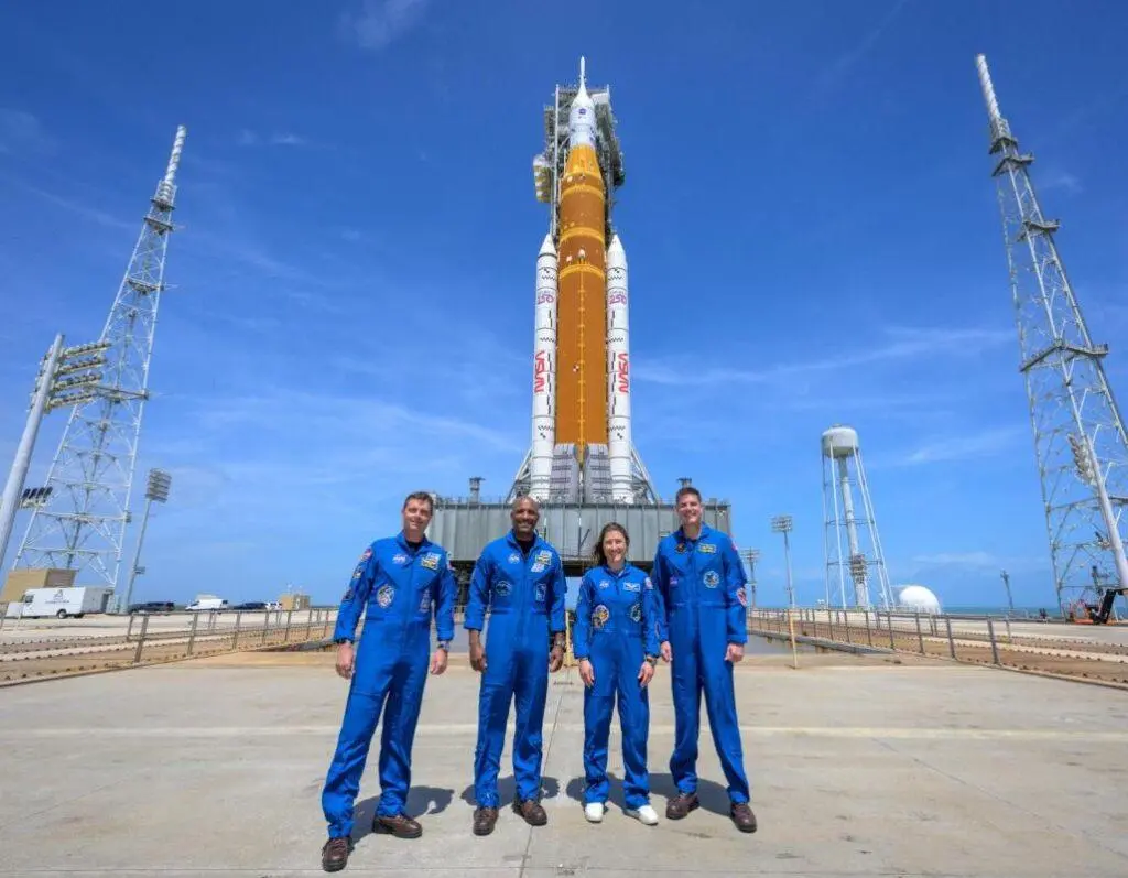Los astronautas de Artemis II llegan a la plataforma de lanzamiento en Florida