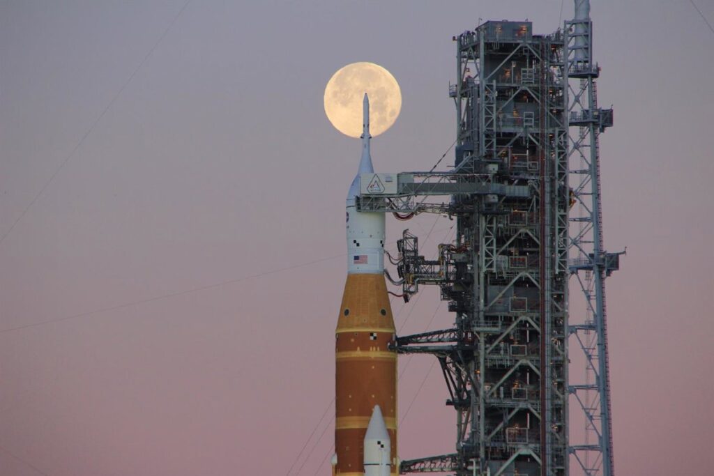 Los astronautas de la misión Artemis II reciben una última sesión informativa y suben a la nave