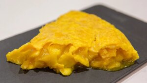 Los chefs coinciden: para una tortilla de patata jugosa, hay que dejar reposar la mezcla de patata y huevo antes de meterla en la sartén