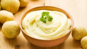 Los chefs españoles coinciden: para hacer un buen puré de patatas, hay que cocerlas con la piel