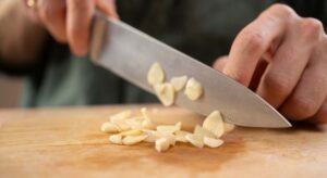 Los cocineros coinciden en que la forma en la que cortas el ajo afecta a su sabor, aroma y potencia, incluso si lo cocinas