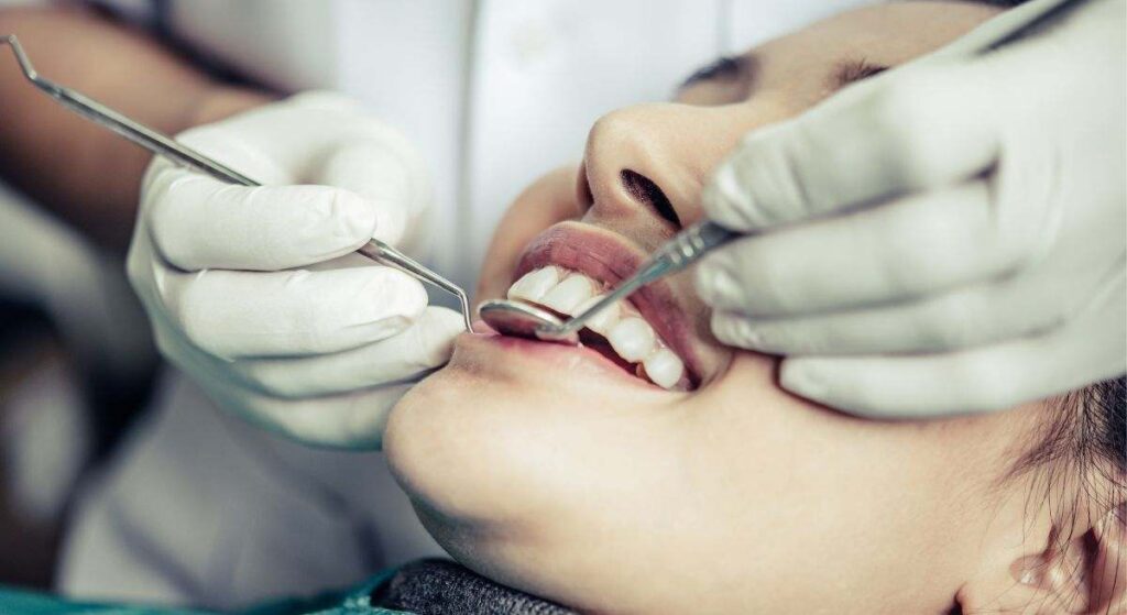 Los dentistas coinciden en que los riesgos de seguir modas virales sin evidencia científica pueden acumularse con el tiempo y afectar a la salud oral