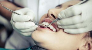 Los dentistas coinciden en que los riesgos de seguir modas virales sin evidencia científica pueden acumularse con el tiempo y afectar a la salud oral