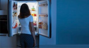Los doctores se plantan sobre comer por la noche: «No se trata solo de lo que comes, sino de cuándo lo comes. Y si ya estamos bajo estrés, puede tener un doble impacto negativo en la salud intestinal»